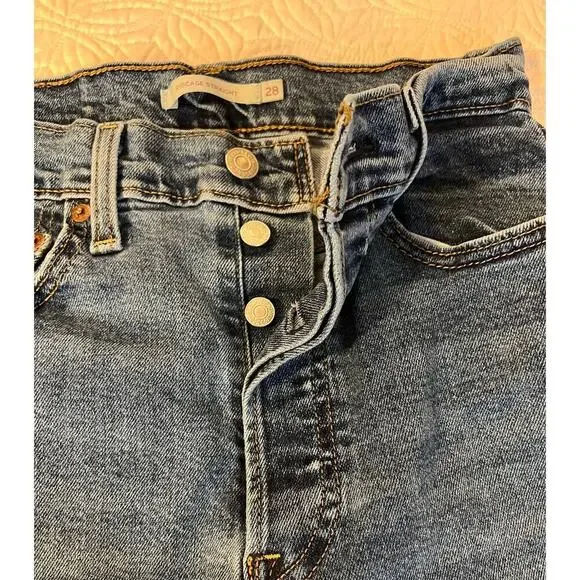 Levi’s Button-fly Jeans
Size 28 - Picture 5 of 8